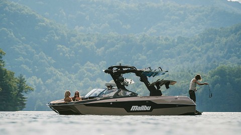 Malibu M240造浪艇